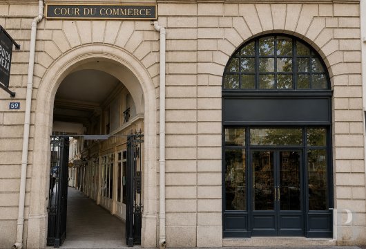 paris - Paris 6e, dans la cour du Commerce-Saint-André, inscrite au titre des Monuments historiques, les murs d'une brasserie occupée, aux revenus sécurisés