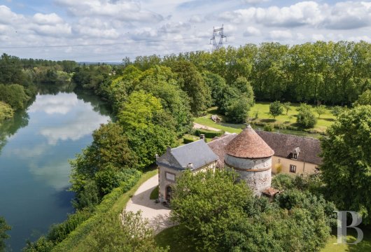 ile-de-france - En bord de Seine, dans un parc avec pièce d'eau,  les dépendances d'un château dont une chapelle et un pigeonnier