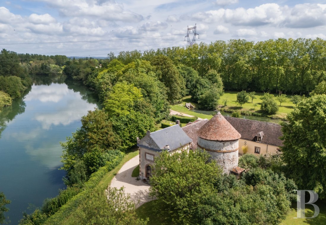 demeures &agrave; vendre - ile-de-france - En bord de Seine, dans un parc avec pièce d'eau,  les dépendances d'un château dont une chapelle et un pigeonnier