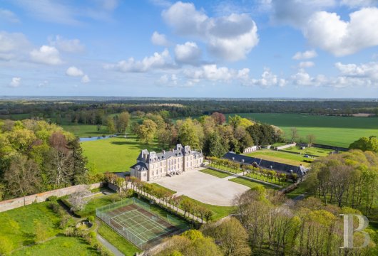 basse-normandie - En Normandie, à 15 km de Bayeux, 
 un château du 18e s. inscrit MH, dans un domaine de 60 ha de terres, bois et bosquets