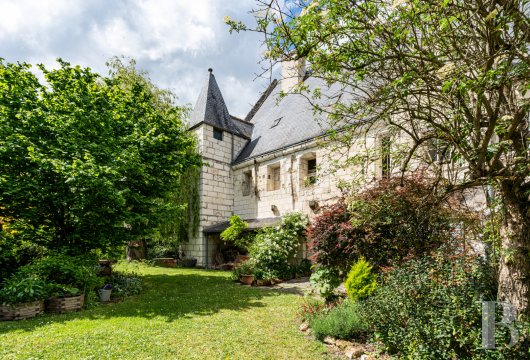 centre-val-de-loire - Près de Loches, dans un bourg historique de la Touraine, un ancien logis abbatial inscrit MH, son jardin clos et son canal