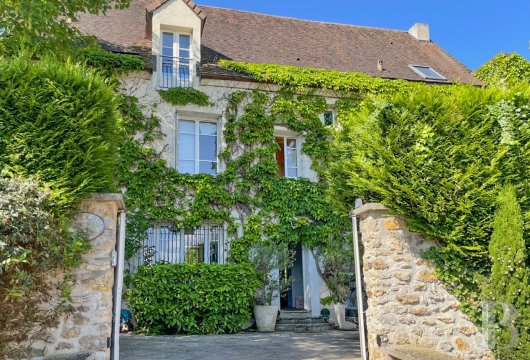 paris - Sur la colline de Chambourcy, une ancienne maison forte de 400 m² habitables,  avec piscine, sur une parcelle de 1 200 m²