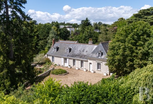 center-val-de-loire - À Tours, rive droite de la Loire, insoupçonnable dans un parc de plus de 2 ha,  une ancienne closerie des 18 et 19e s. et ses dépendances
