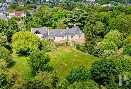 centre-val-de-loire - À Tours, insoupçonnable dans un parc de plus de 2 ha, une ancienne closerie  et ses dépendances, à une quinzaine de minutes à pied de la cathédrale