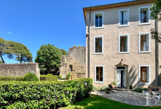 languedoc-roussillon - Dans l'Hérault, près de Béziers, une maison de maître du 19e s. de 205 m²,  avec dépendances et tour templière du 13e s. dans un parc clos de 4000 m²