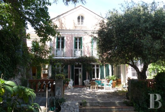 paca - A Toulon, dans le quartier du Mourillon, au calme, à 5 min à pied de la plage,  une villa bourgeoise de 210 m² avec jardin et piscine