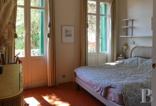 character properties France provence cote dazur   - 12