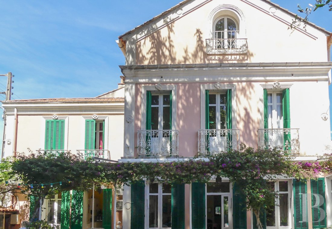 character properties France provence cote dazur   - 2