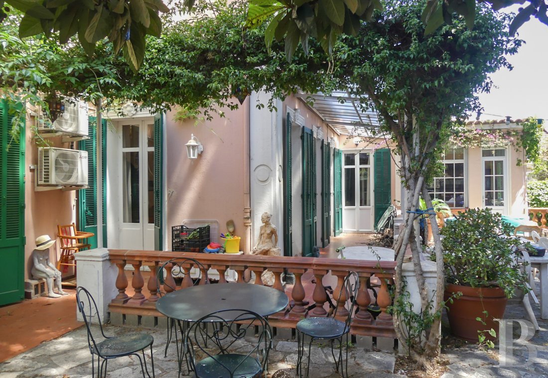 character properties France provence cote dazur   - 16