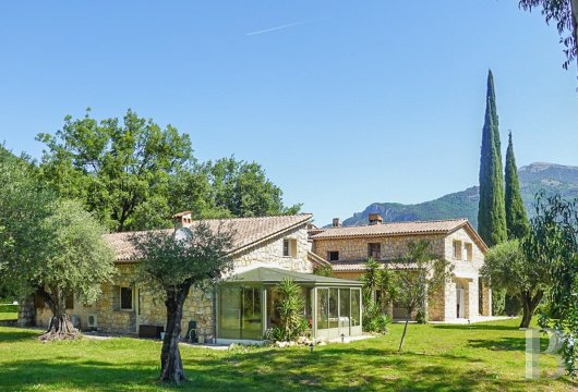 provence-cote-dazur - À 35 min de l'aéroport de Nice et du bord de mer, en pleine nature, une grande bastide du 20e s. bien rénovée avec dépendances et terrain de 2 ha