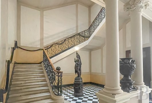 languedoc-roussillon - À Nîmes, à deux pas de la maison Carrée, dans un hôtel particulier, 

 un appartement sur cour de quelque 126 m², entièrement rénové