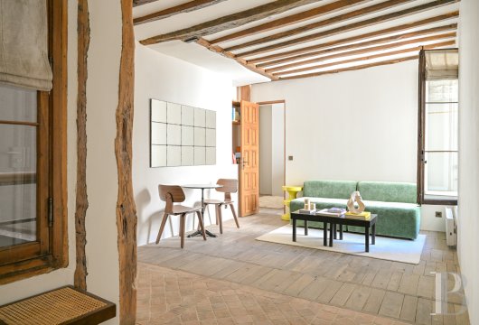 paris - Rue du Bac, entre la rue de Grenelle et le boulevard Saint-Germain, un appartement de 46 m² rénové avec des matériaux nobles, aux finitions soignées