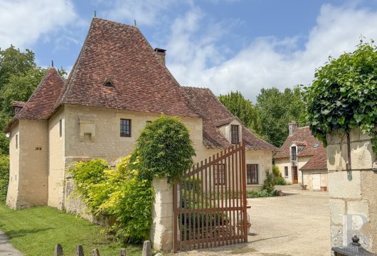 center-val-de-loire - Between Berry and Touraine, across nearly 4 ha A 17th-century manor house, its cottage and outbuildings