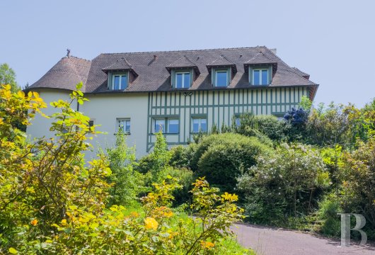 basse-normandie - Sur les hauteurs de Trouville-sur-Mer,  une grande villa moderne, son patio et sa piscine intérieure