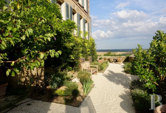 champagne-ardennes - Aux confins de la Champagne et de la Bourgogne, à 35 min de Troyes, une élégante demeure du 19e s. et son jardin paysager avec piscine
