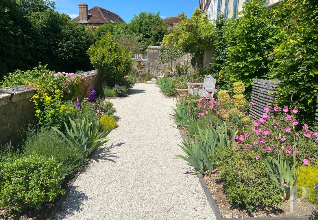 character properties France champagne ardennes   - 24