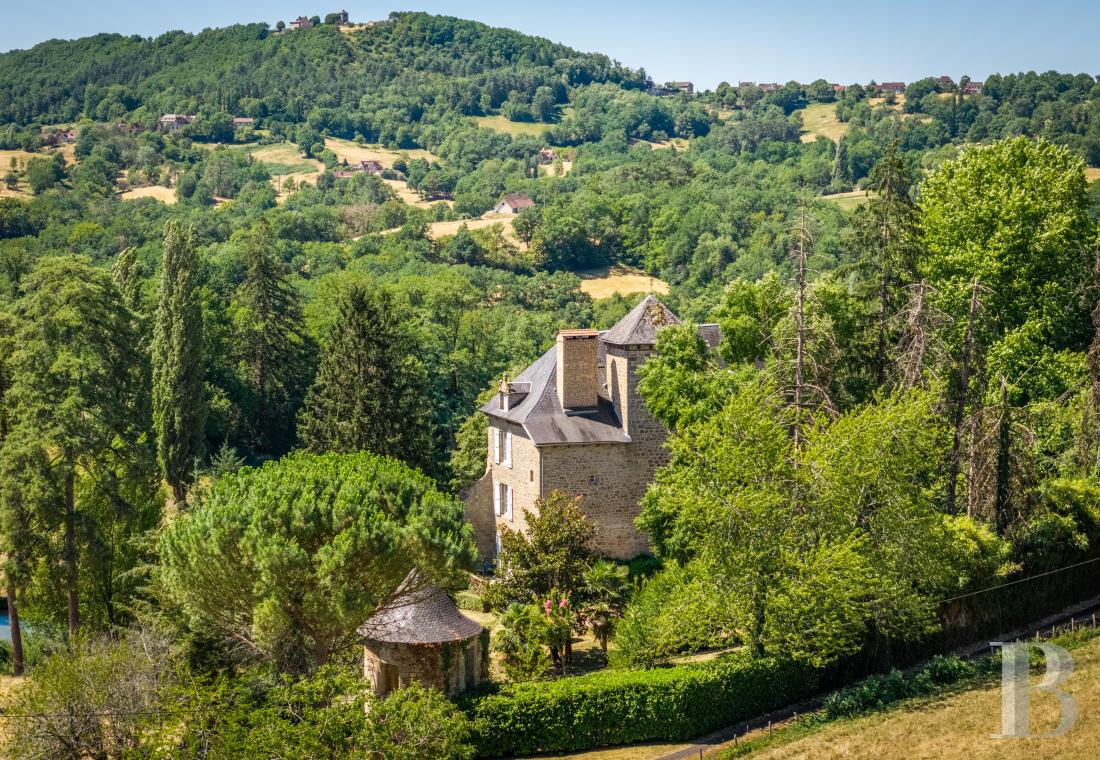 châteaux &agrave; vendre - limousin - Dans le Midi corrézien, au sein de la vallée de la Dordogne,  un château seigneurial, ses dépendances et près de 14 ha de terres