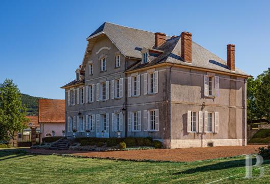 bourgogne - En Saône-et-Loire, dans le parc du Morvan, à proximité d'Autun, une maison de maître du 19e s., avec dépendances et pigeonnier, dans un parc de 1,3ha