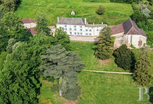 bourgogne - En Bourgogne, avec la vue qui porte sur la cité historique de Cluny,  un domaine du 18e s., ses dépendances, son parc et 30 ha de prés et de bois