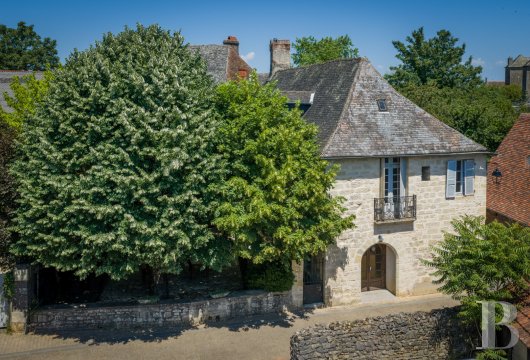 limousin - Entre Corrèze et Dordogne, une ancienne auberge médiévale restaurée  avec terrasse ombragée, dans un des « Plus Beaux Villages de France » 