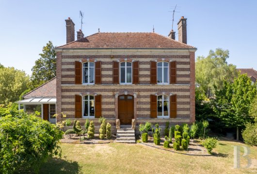 champagne-ardennes - À 5 min de Troyes et 1 h 30 de Paris, 
 une élégante maison de maître du 19e s. et son jardin 