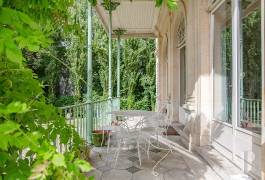 paris - À Meudon, dans un parc issu de l'ancien domaine royal de Bellevue,  un appartement d’apparat dans une villa néoclassique du 19e s., inscrite MH