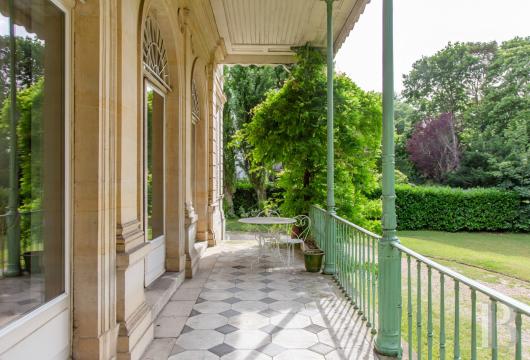paris - A stately flat in a 19th-century neoclassical villa and a Historical Monument, surrounded by grounds created from the royal Bellevue estate, in Meudon