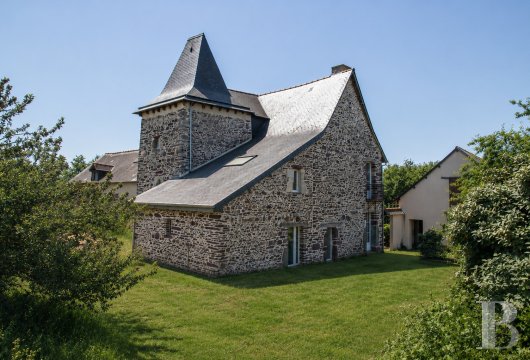 bretagne - Dans la périphérie rennaise, au milieu d'une campagne bocagère, un manoir d'origine 15e s., ses dépendances et près de 13 ha de prairies
