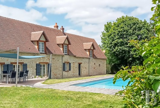 basse-normandie - Au sud de l’Orne, entre Perche et vallée de la Sarthe, une longère restaurée avec piscine et vue sur les collines
