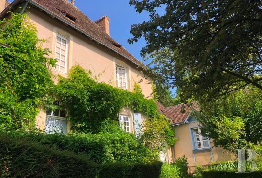 pays-de-loire - Dans un village de la Sarthe, 20 km au sud du Mans,  un presbytère du 18e s. et ses dépendances, dans un parc arboré de près de 5000 m²