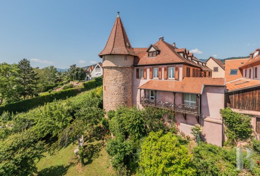 alsace - À 20 min de Colmar, dans le vignoble alsacien,
 une maison vigneronne du 17e s. et sa tour médiévale inscrite MH 