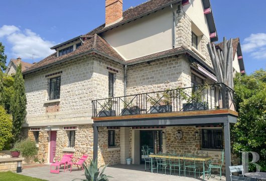 paris - À Saint-Germain-en-Laye, proche du centre-ville, une maison familiale de caractère et son jardin avec piscine