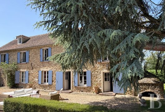 ile-de-france - À moins d'une heure de Paris, au calme d'un village des Yvelines, une maison de caractère, avec six chambres, et sa piscine 