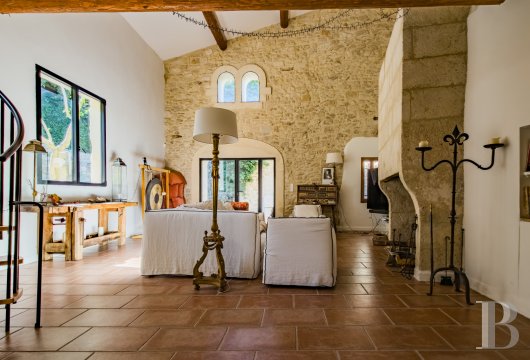 languedoc-roussillon - À 20 min d'Avignon TGV, une maison de village du 15e s. réhabilitée de façon contemporaine, ses cours-jardins arborées et sa piscine sommitale avec vue