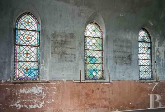 picardy - A 19th-century, deconsecrated protestant temple in an approximately 720-m² garden, in the Oise area, in the centre of a small town