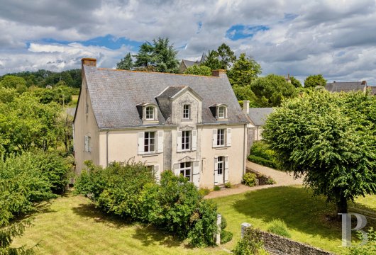 pays-de-loire - En Anjou, proche des bords de Loire,
 un logis de village avec logement annexe, dépendances et parc de plus d'1 ha