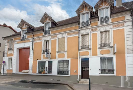 ile-de-france - Au pied du château d'Écouen, autour d’une cour pavée,  un ancien corps de ferme réhabilité en ensemble locatif 