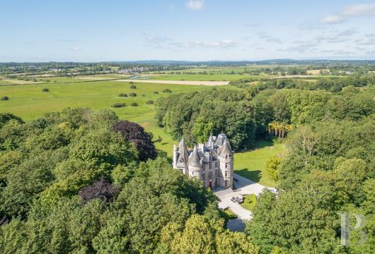 basse-normandie - Dans le Cotentin, à 6 km de Sainte-Mère-Eglise, dans un parc de 9 ha, un château du 19e s., des dépendances et près de 73 ha de terres agricoles