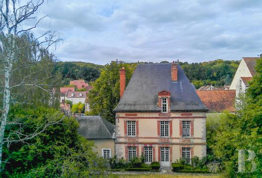 ile-de-france - A historical monument listed 17th-century hunting lodge, 1 hour from Paris, with outbuildings, a swimming pool and 1-hectare grounds skirted by a river