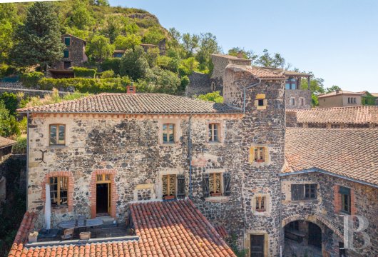 auvergne - En Auvergne, dans l'un des  « plus beaux villages de France »,  une demeure de style Renaissance, sa tour et sa cour intérieure