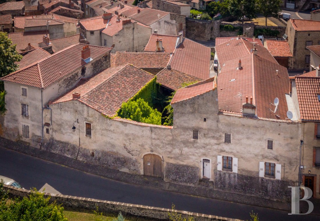 Village houses for sale - auvergne - À quelques minutes de Brioude, dans la campagne altiligérienne,  une maison de bourg du 17e s., son auberge et sa cour
