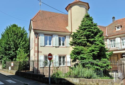 alsace - En Alsace, dans le centre de Sainte-Marie-aux-Mines, à 50 min de Strasbourg, une ancienne maison d'officier des mines du 16e s. et sa tourelle