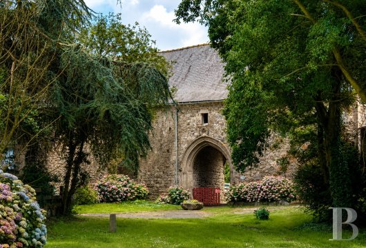 bretagne - En Bretagne, à 10 min au sud de Tréguier, Un manoir et son logis-porche du 14e s., sur quelque 8 ha de prairies
