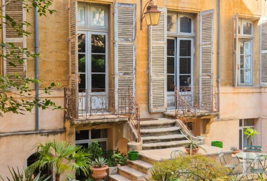 provence-cote-dazur - A two-level apartment with a 300m² floor area, inside an 18th-century townhouse with a garden and swimming pool, nestled in Aix-en-Provence