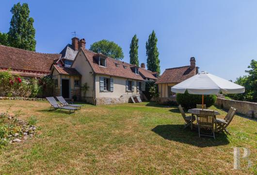 picardy - A country house, completely restored, with a walled garden of  approximately 1,300 m², in the middle of Gerberoy, 1.5 hours from Paris