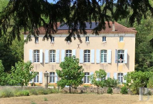 midi-pyrenees - À 20 min de Cahors, au creux de la vallée du Vert et en bord de rivière,  une vaste maison de maître du 18e s., avec gîte, dépendances et piscine