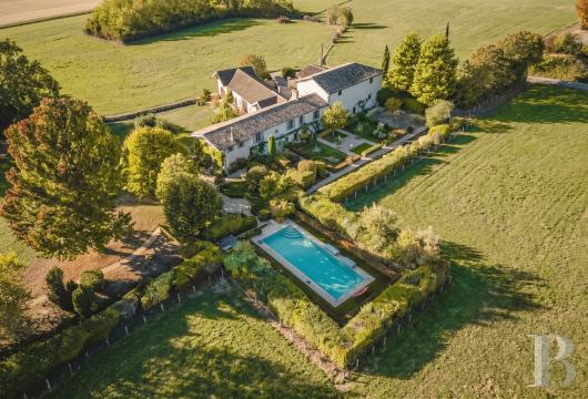 rhones-alps - Dans la Dombes, dominant les coteaux, sur la rive est de la Saône, un ancien vigneronnage et son potager à la française, dans un parc de 5 ha