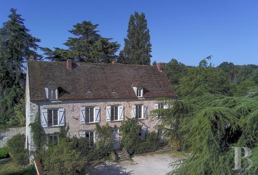 ile-de-france - 
Une maison fondée au 16e s., à rénover, et ses dépendances de près de 500 m²

 dans son jardin arboré de 8 500 m², à 1 h de Paris