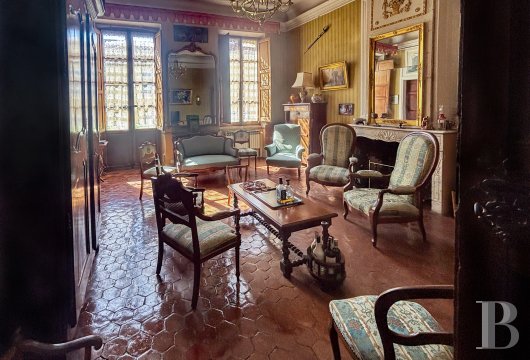 paca - Dans un village médiéval du Haut-Var,  un hôtel particulier du 18e s., ses salons de réception et son jardin clos de murs