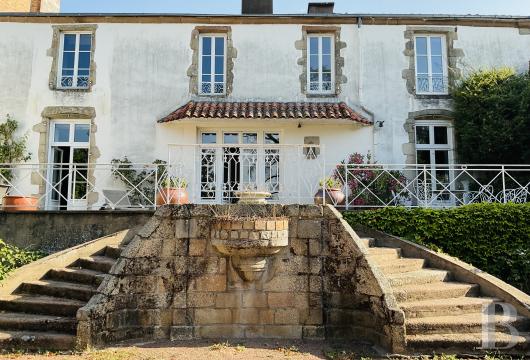 pays-de-loire - Dans le quartier historique de Cholet,
  un hôtel particulier du 18e s. entre cour et jardin 